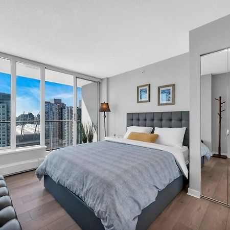 Spacious Dt 2-Bdr High-Rise With View, Pool, Gym Vancouver Dış mekan fotoğraf