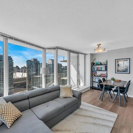 Spacious Dt 2-Bdr High-Rise With View, Pool, Gym Vancouver Dış mekan fotoğraf