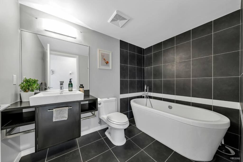 Spacious Dt 2-Bdr High-Rise With View, Pool, Gym Vancouver Dış mekan fotoğraf