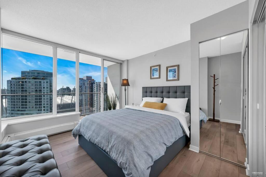 Spacious Dt 2-Bdr High-Rise With View, Pool, Gym Vancouver Dış mekan fotoğraf