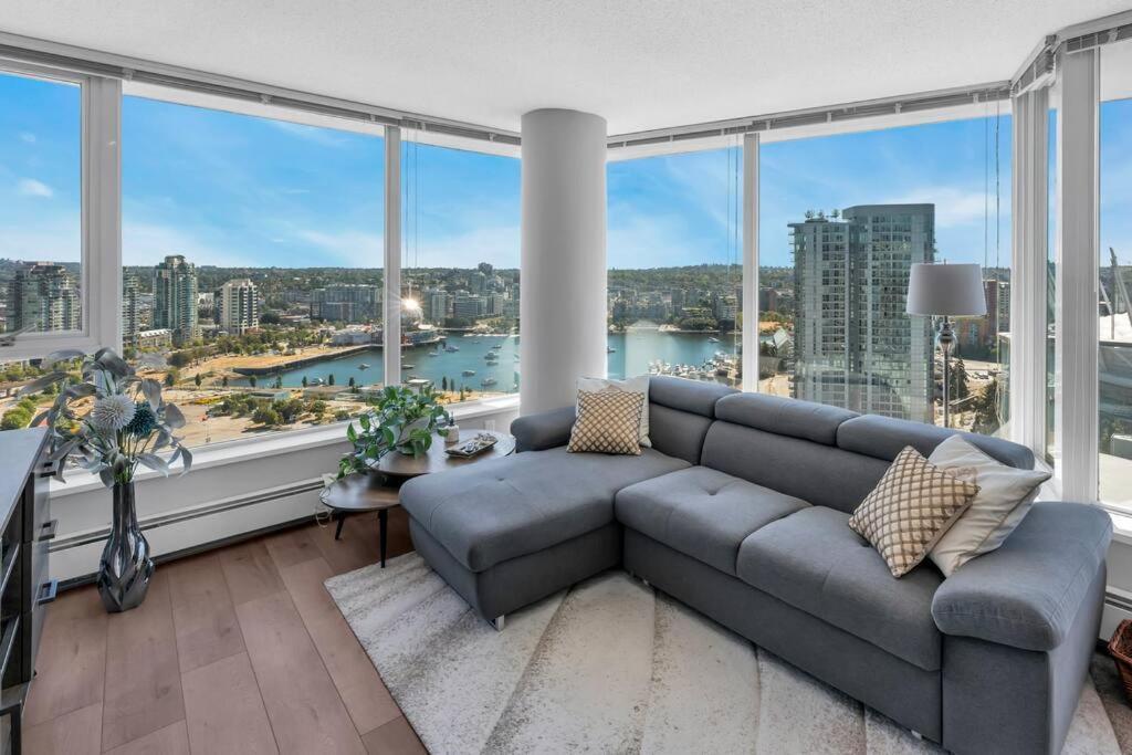 Spacious Dt 2-Bdr High-Rise With View, Pool, Gym Vancouver Dış mekan fotoğraf