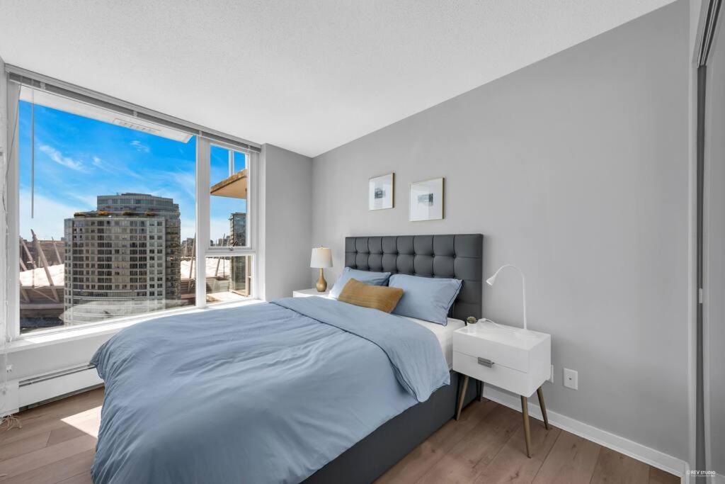 Spacious Dt 2-Bdr High-Rise With View, Pool, Gym Vancouver Dış mekan fotoğraf