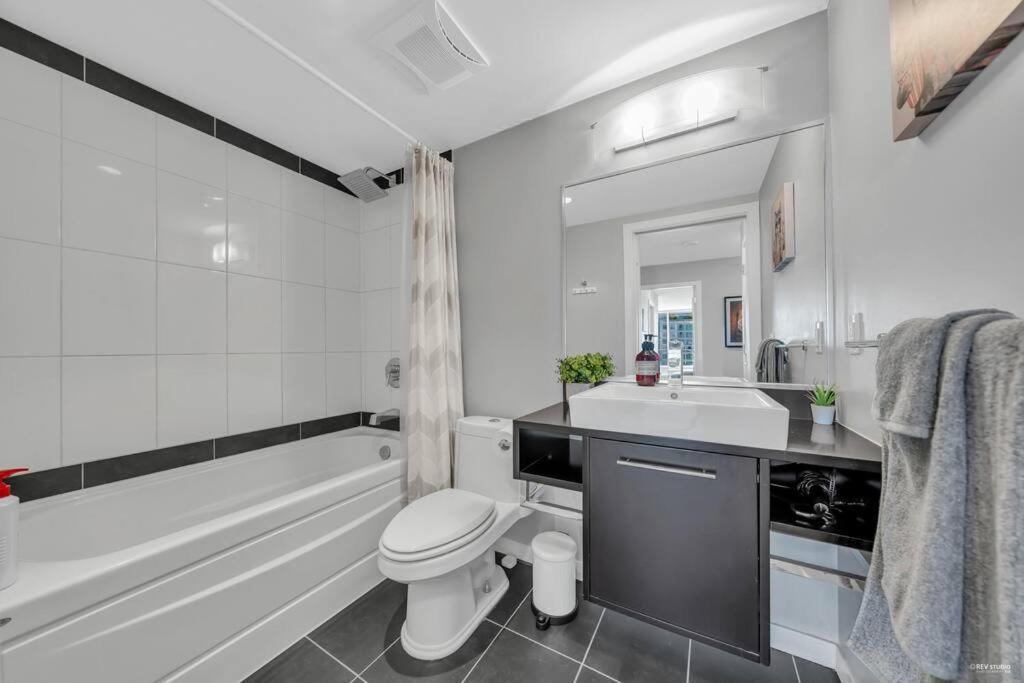 Spacious Dt 2-Bdr High-Rise With View, Pool, Gym Vancouver Dış mekan fotoğraf