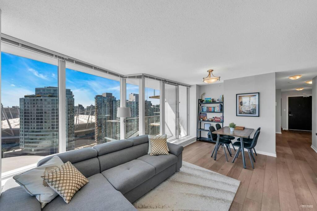 Spacious Dt 2-Bdr High-Rise With View, Pool, Gym Vancouver Dış mekan fotoğraf