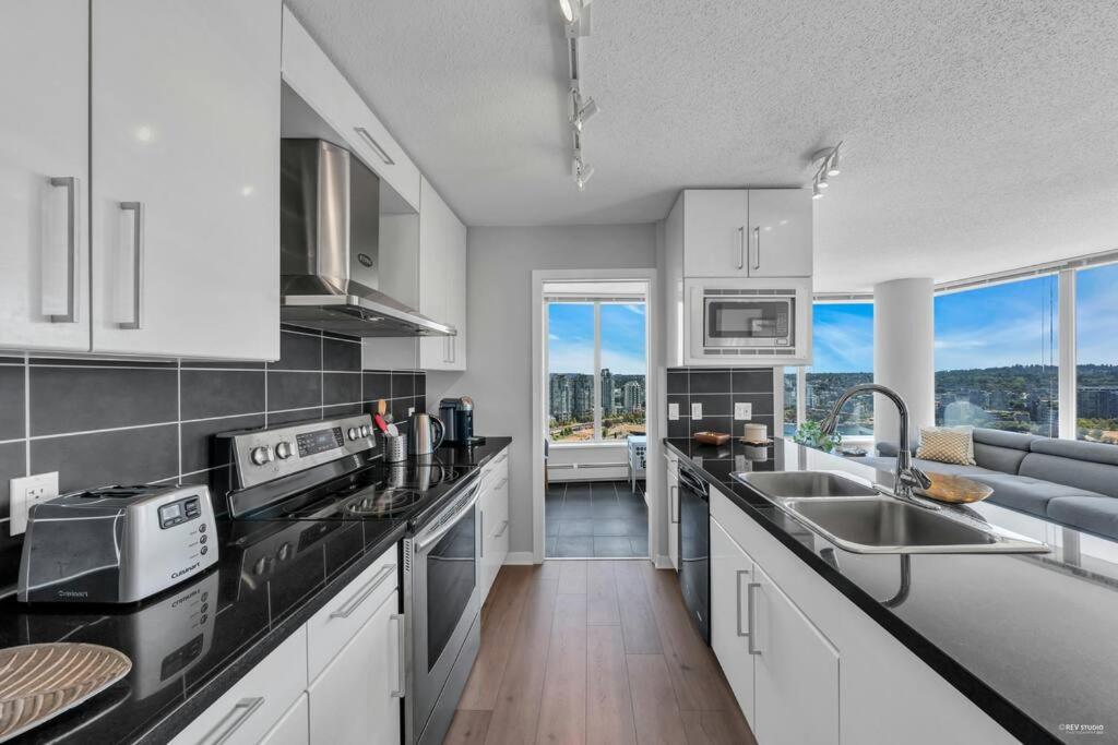 Spacious Dt 2-Bdr High-Rise With View, Pool, Gym Vancouver Dış mekan fotoğraf