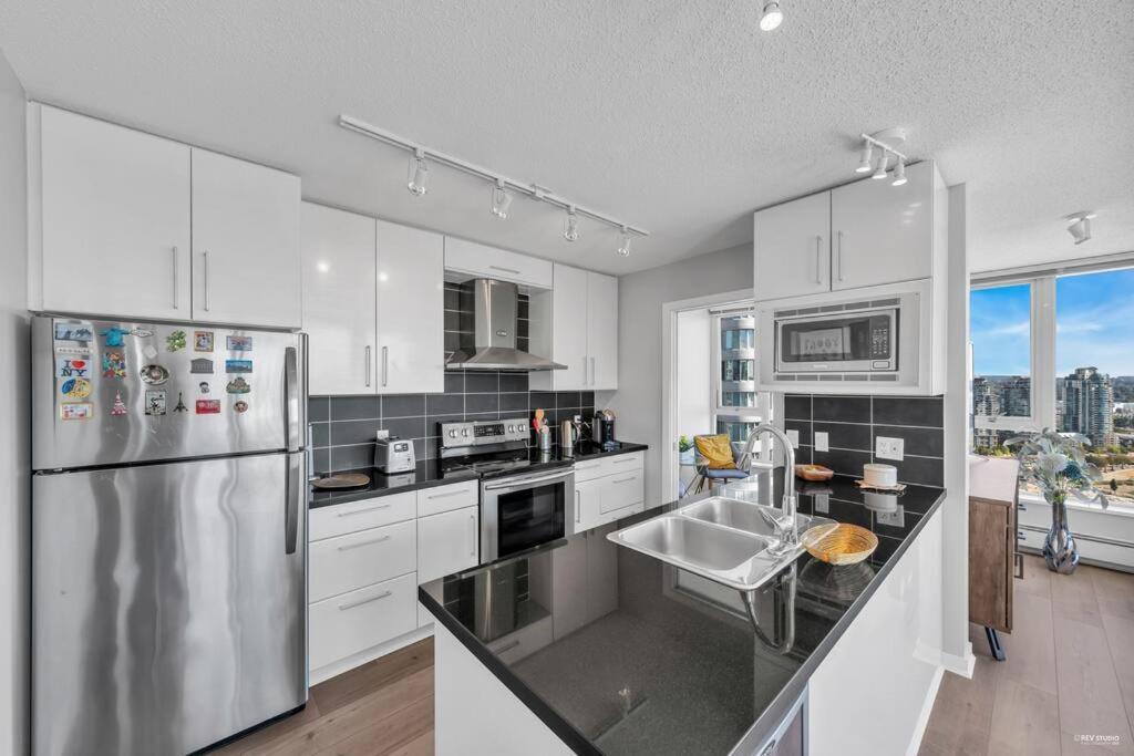Spacious Dt 2-Bdr High-Rise With View, Pool, Gym Vancouver Dış mekan fotoğraf