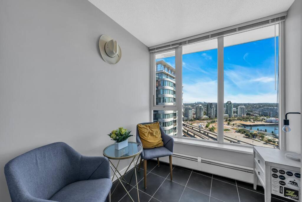 Spacious Dt 2-Bdr High-Rise With View, Pool, Gym Vancouver Dış mekan fotoğraf