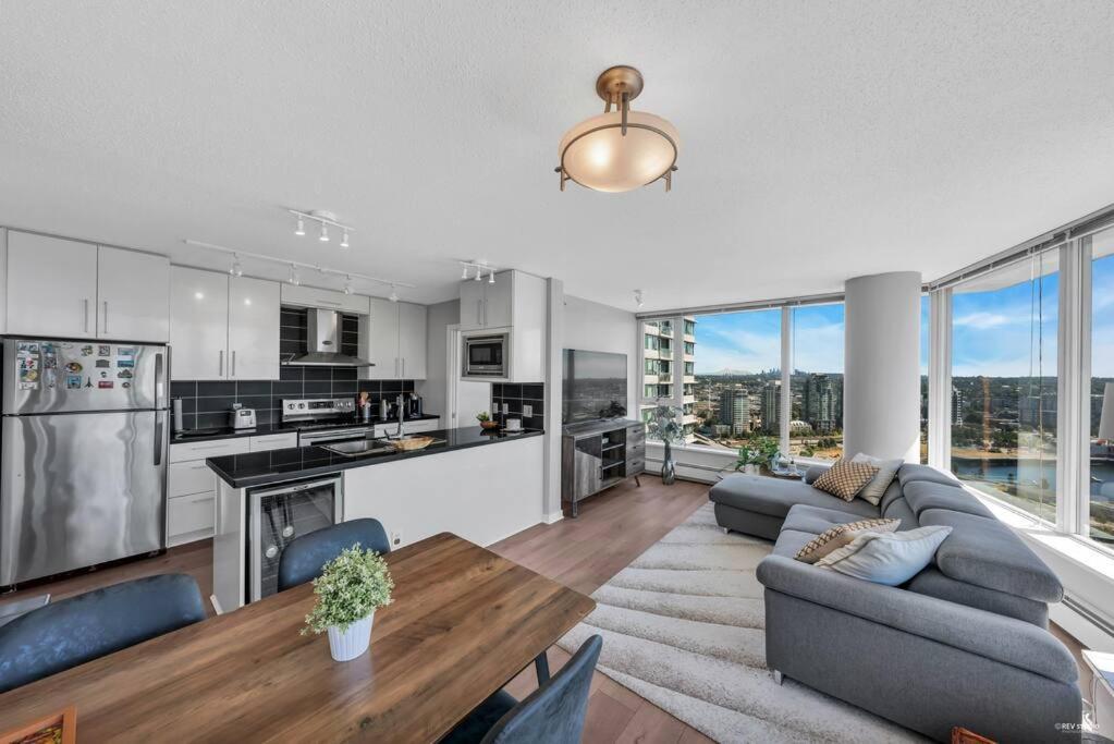 Spacious Dt 2-Bdr High-Rise With View, Pool, Gym Vancouver Dış mekan fotoğraf