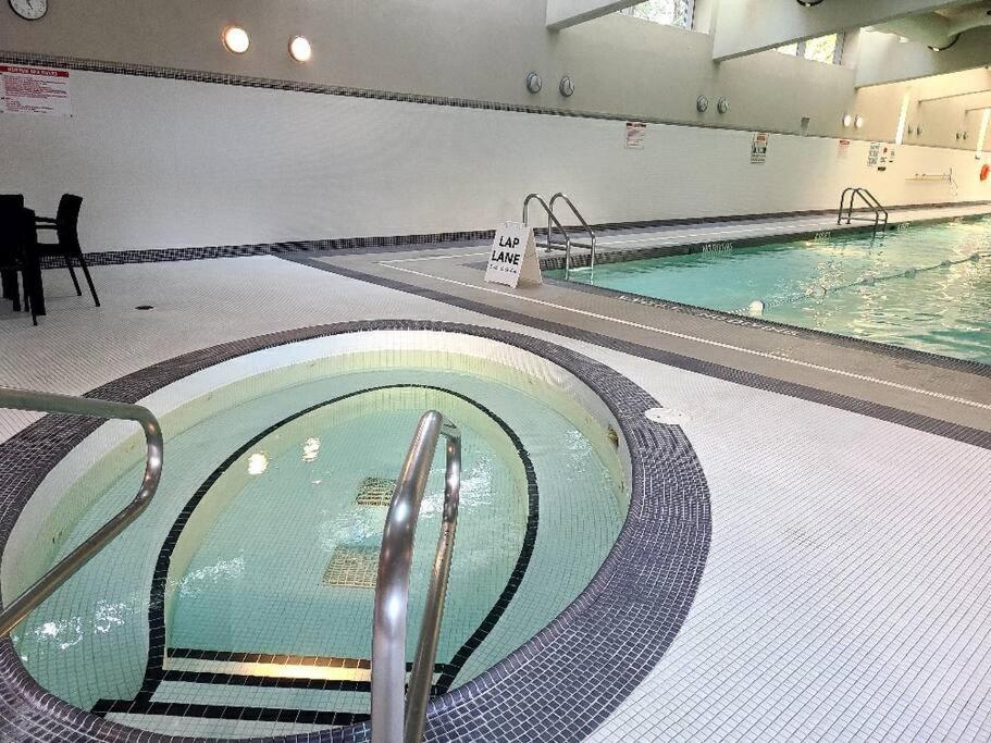 Spacious Dt 2-Bdr High-Rise With View, Pool, Gym Vancouver Dış mekan fotoğraf