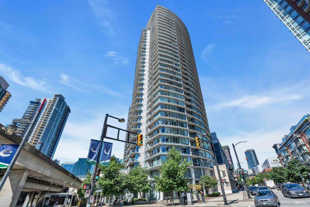 Spacious Dt 2-Bdr High-Rise With View, Pool, Gym Vancouver Dış mekan fotoğraf