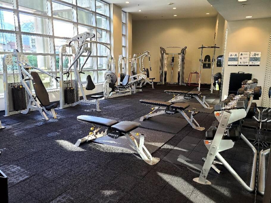 Spacious Dt 2-Bdr High-Rise With View, Pool, Gym Vancouver Dış mekan fotoğraf