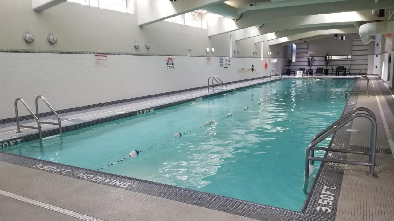 Spacious Dt 2-Bdr High-Rise With View, Pool, Gym Vancouver Dış mekan fotoğraf